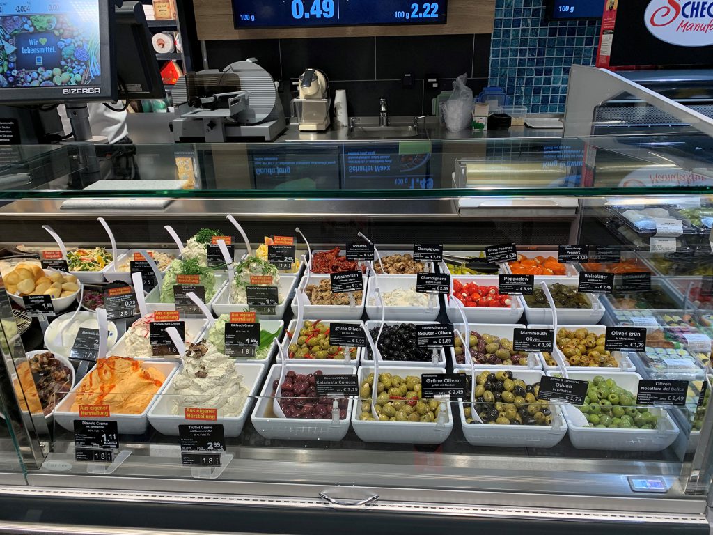 Ansprechende Lebensmittelpräsentation von Feinkost & Aufstrichen bei Edeka Scheck Offenbach