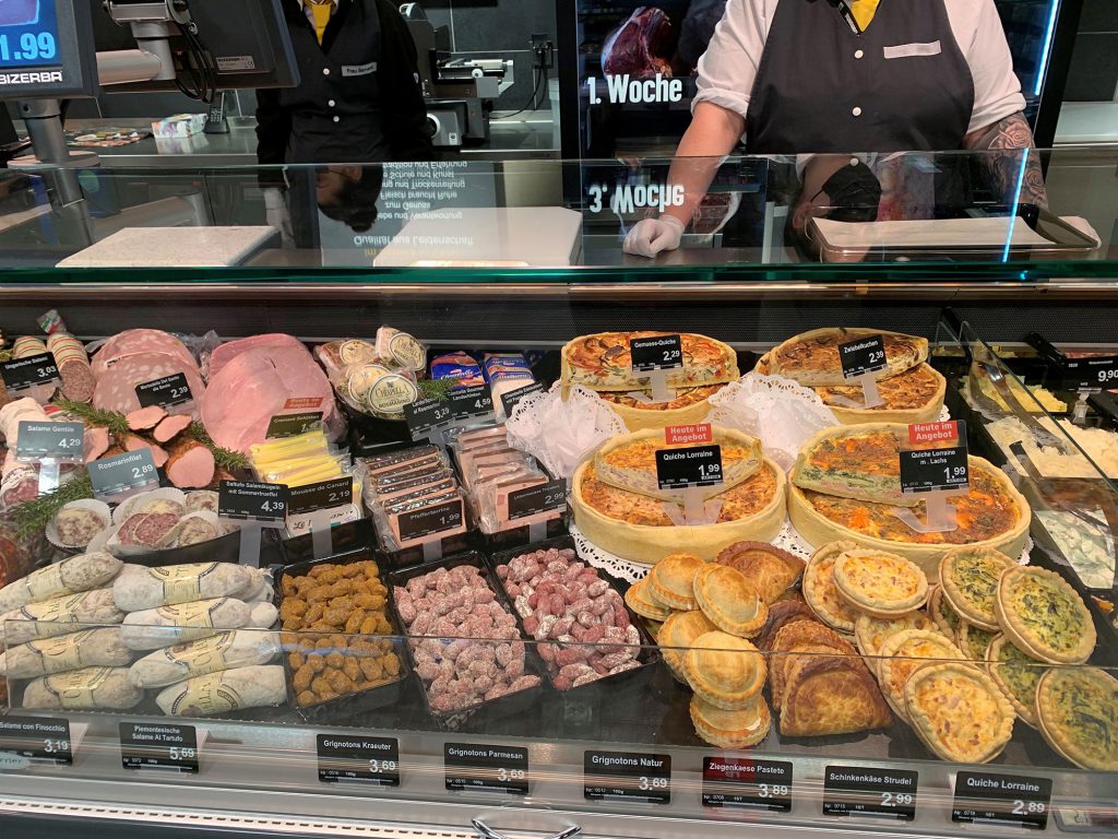 Präsentation von Snacks bei Edeka Scheck Offenbach