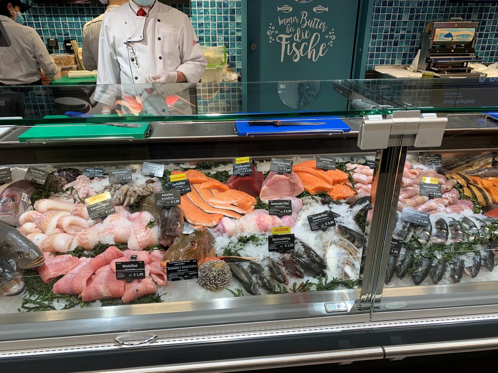 Ansprechende Lebensmittelpräsentation in der Fischtheke bei Edeka Scheck Offenbach