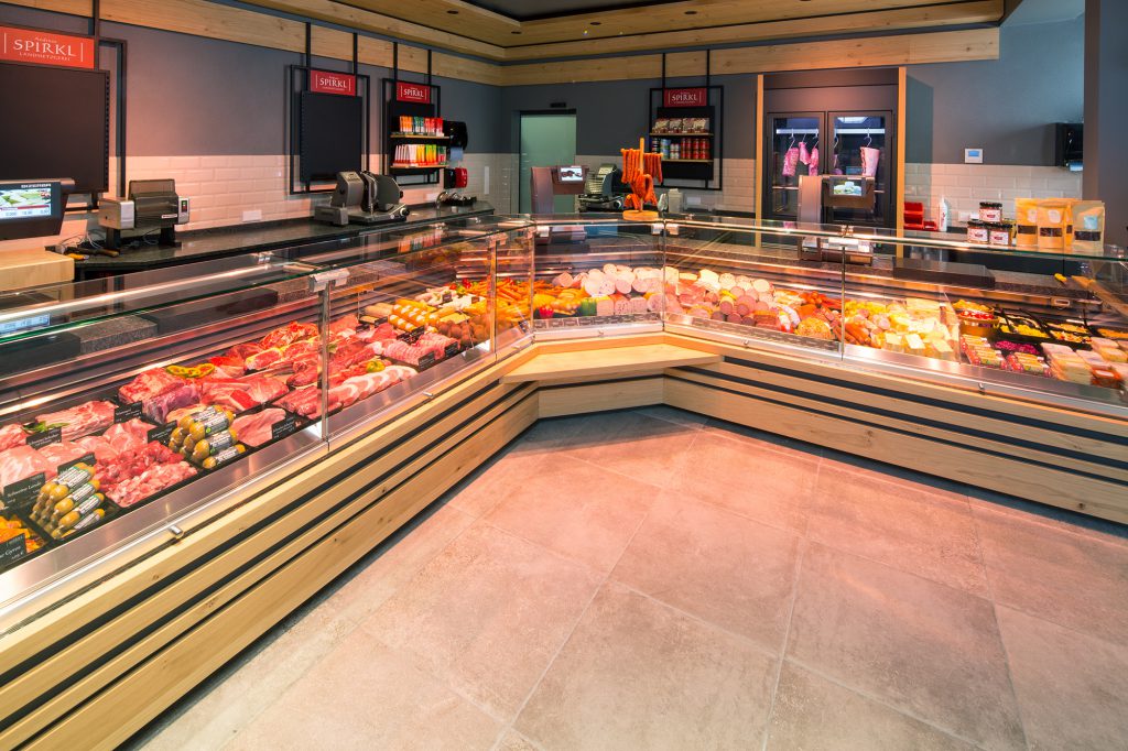 Ansprechende Lebensmittelpräsentation von Fleisch und Wurstwaren bei Sprikl