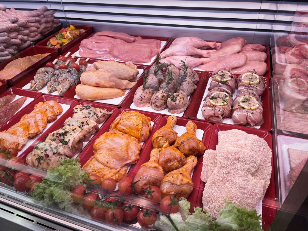 Ansprechende Lebensmittelpräsentation von Mariniertem bei Moser