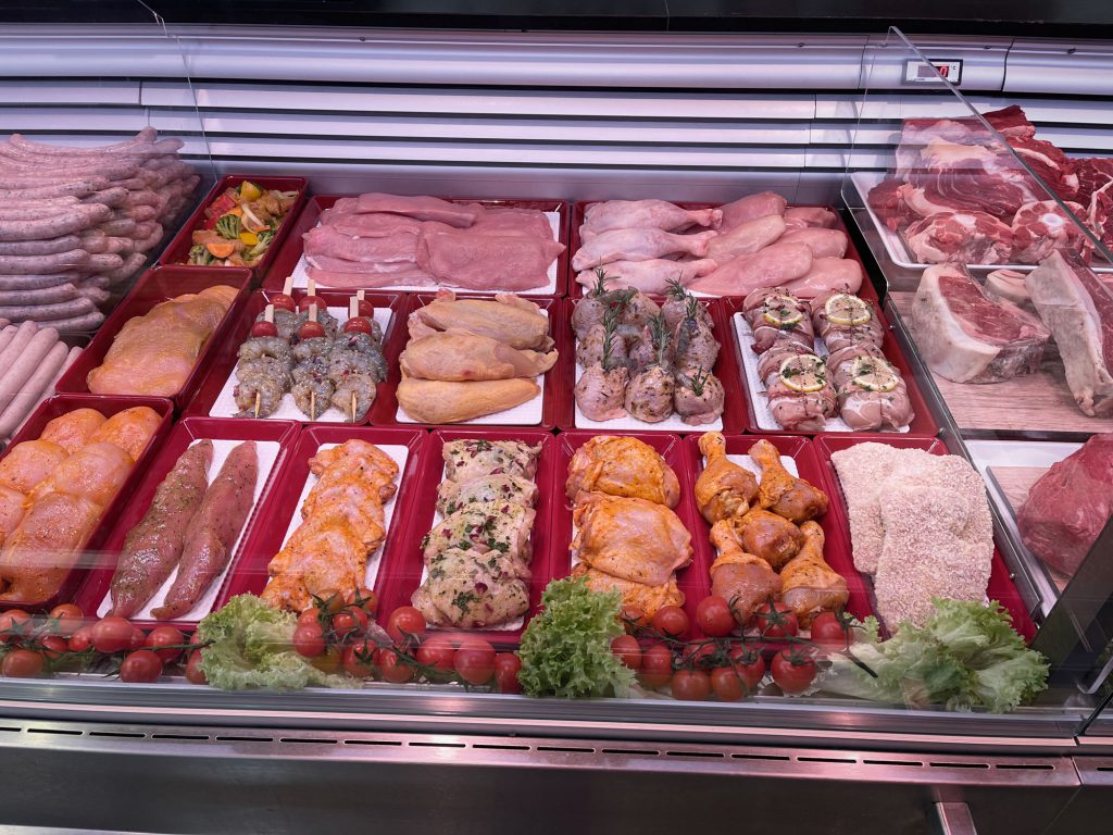 Ansprechende Lebensmittelpräsentation von Geflügel bei Moser