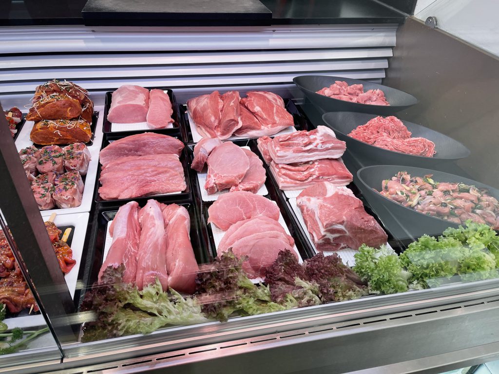 Ansprechende Lebensmittelpräsentation von Schweinefleisch bei Moser