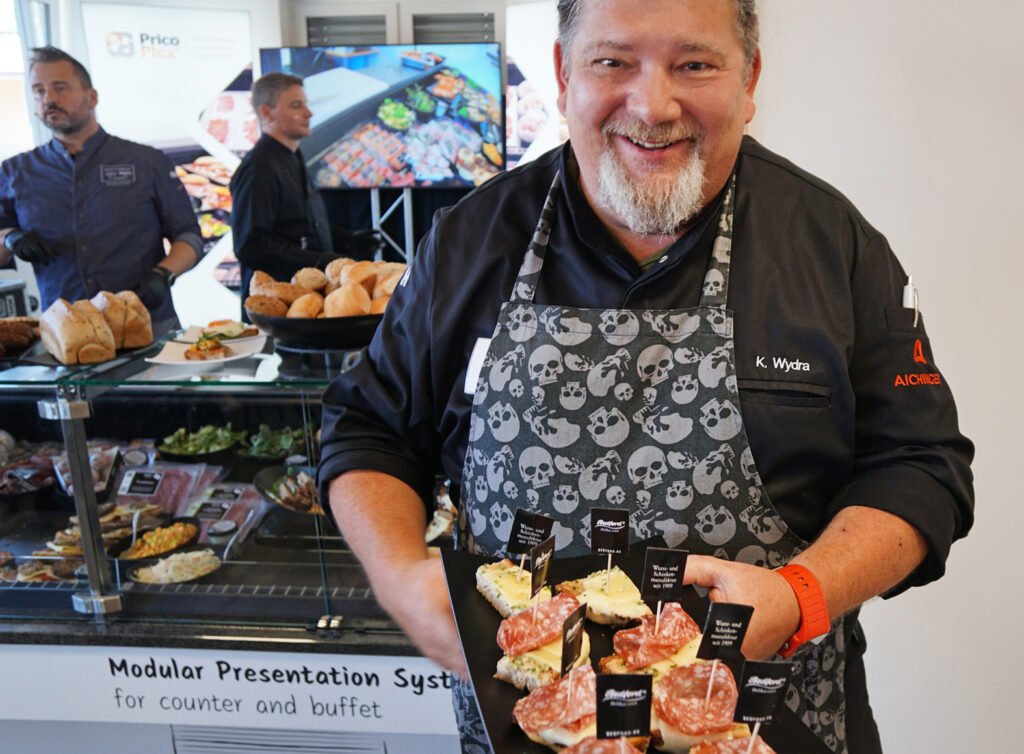 Klaus Wydra präsentiert die Snacks am ersten Snackworkshop