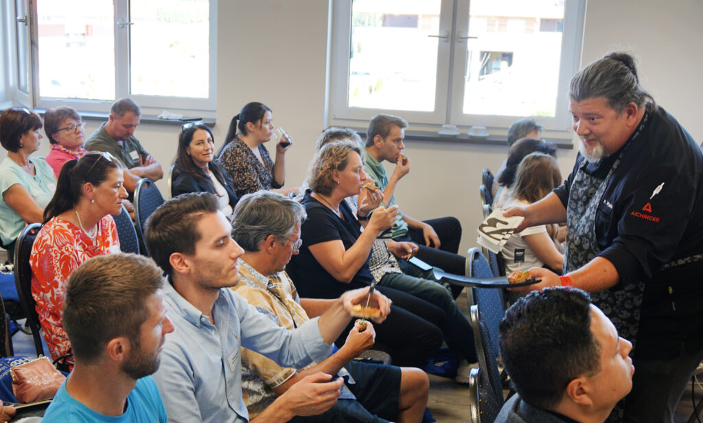 Die Teilnehmer dürfen am ersten Snackworkshop alles probieren