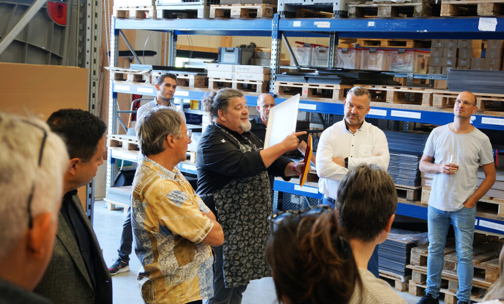 Klaus Wydra demonstriert die Bruchfestigkeit der PricoPlex-Thekenschalen