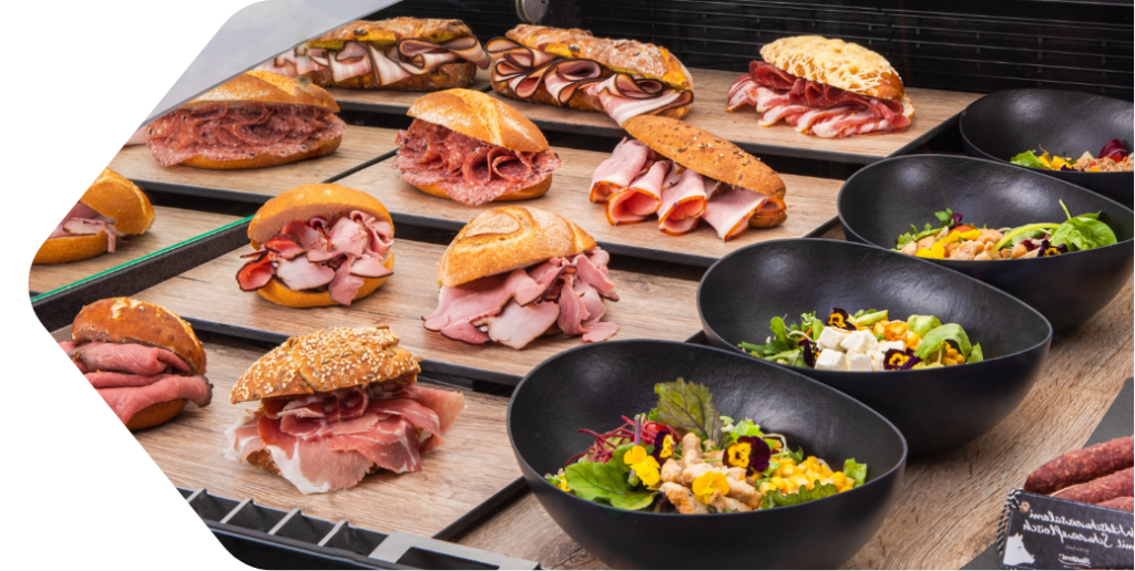 treppendisplay mit belegten Semmeln
