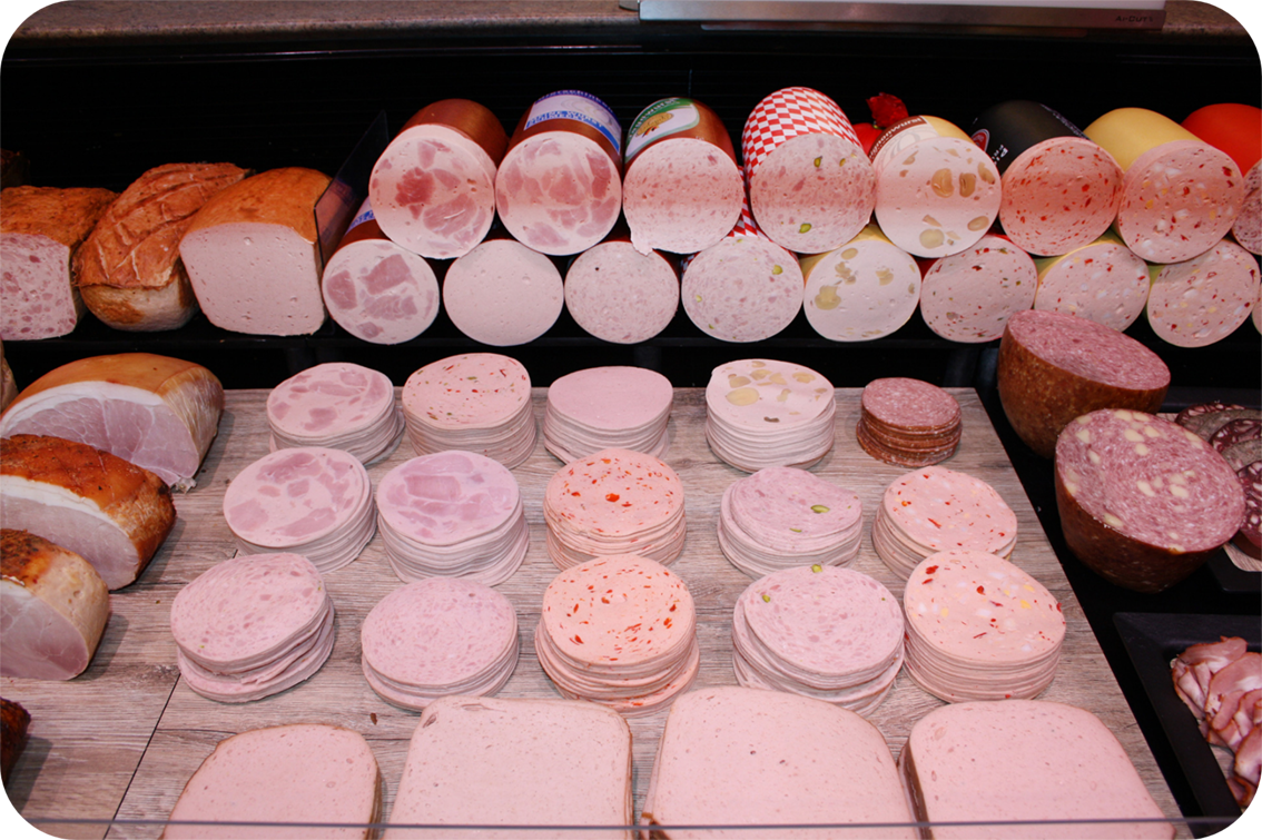 Aufschnitt Thekenpräsentation auf PricoPlex-Schalen
