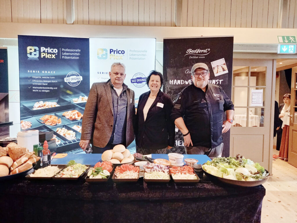 PricoPlex Team beim Snackworkshop 2024 hinter der Snacktheke