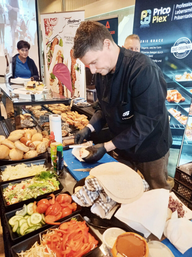 Stefan Klausmann richtet Snacks her