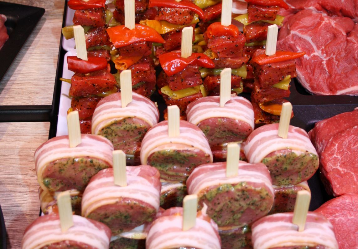 Die Theke: Grillspieße präsentieren auf Spießehalter