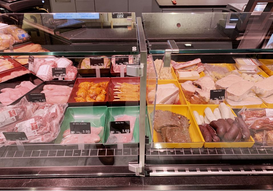 Die Theke: Warentrennung durch Farben