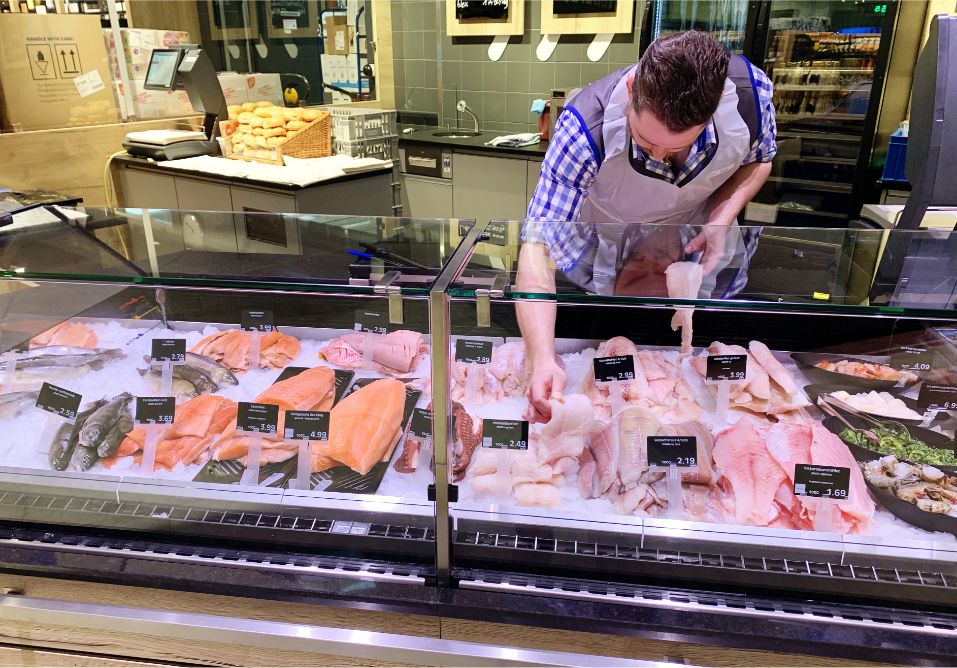 Fischtheke präsentieren