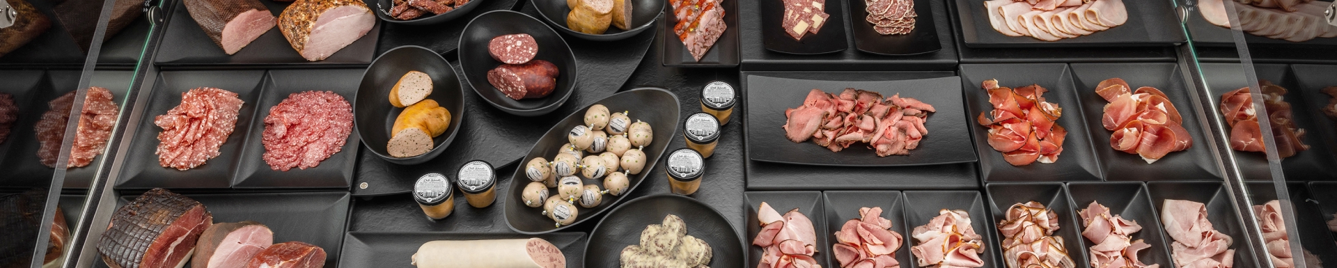 Thekenschalen in Schieferoptik, matten und glänzenden Oberflächen