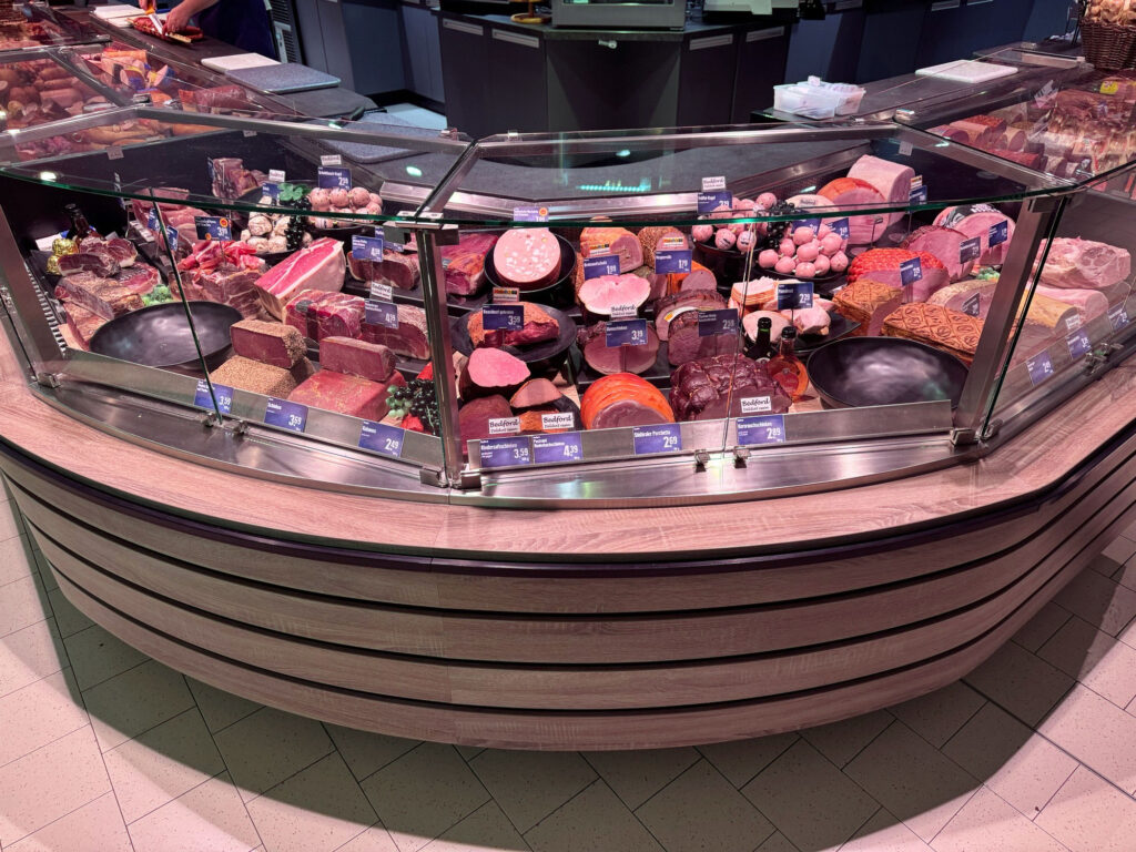 EDEKA Hahner nutzt jeden Winkel der Theke.