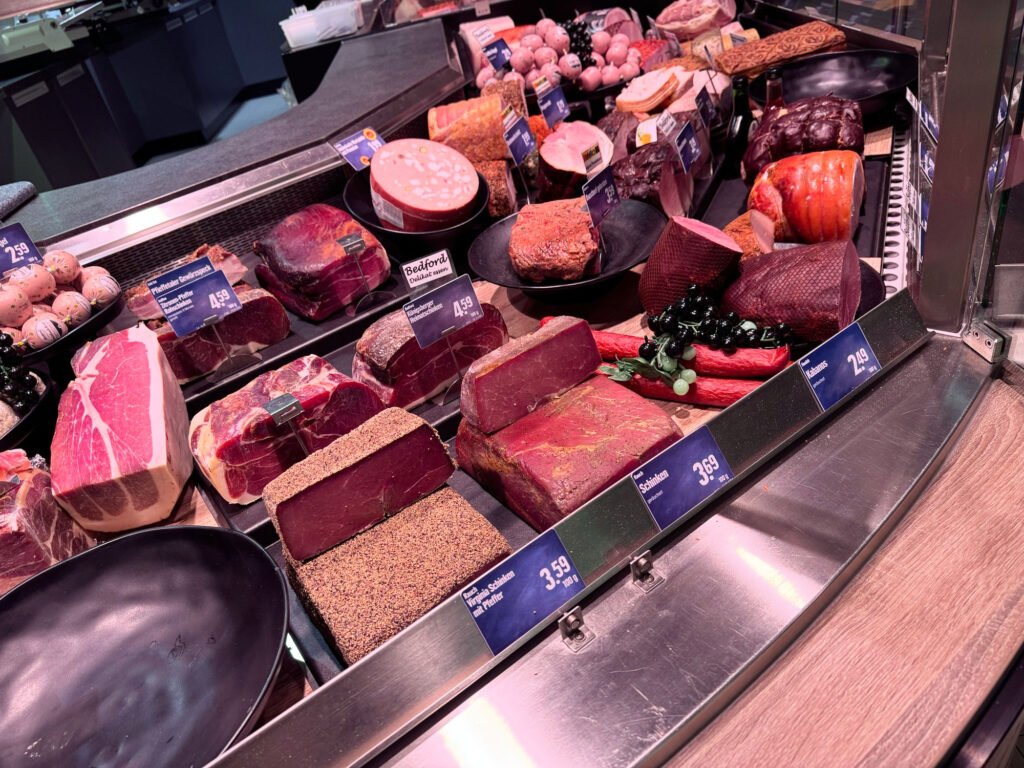 EDEKA Hahner setzt Highlights mit PricoPlex-Treppendisplays.