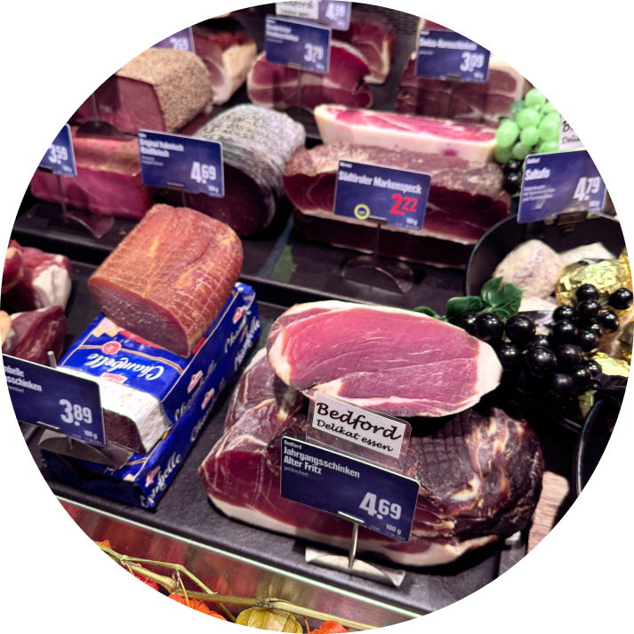 Treppendisplays für ansprechende Wurstpräsentation bei EDEKA Hahner