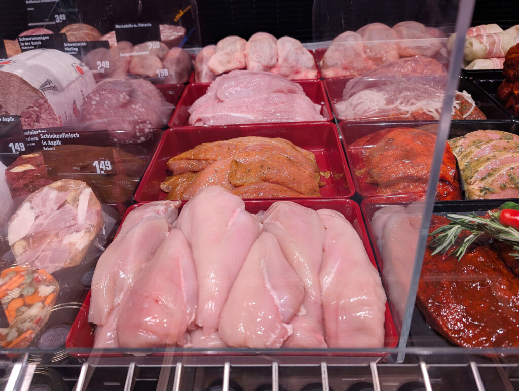 Hähnchenbrust in roten Thekenschalen