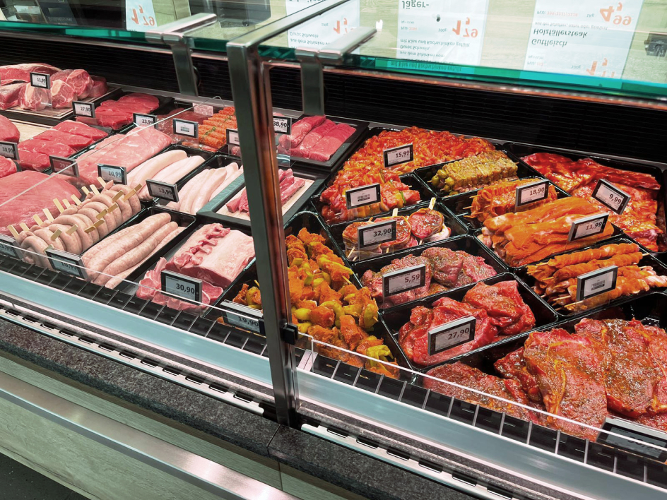 Höherpreisige Waren liegen auf den Platten NEO 