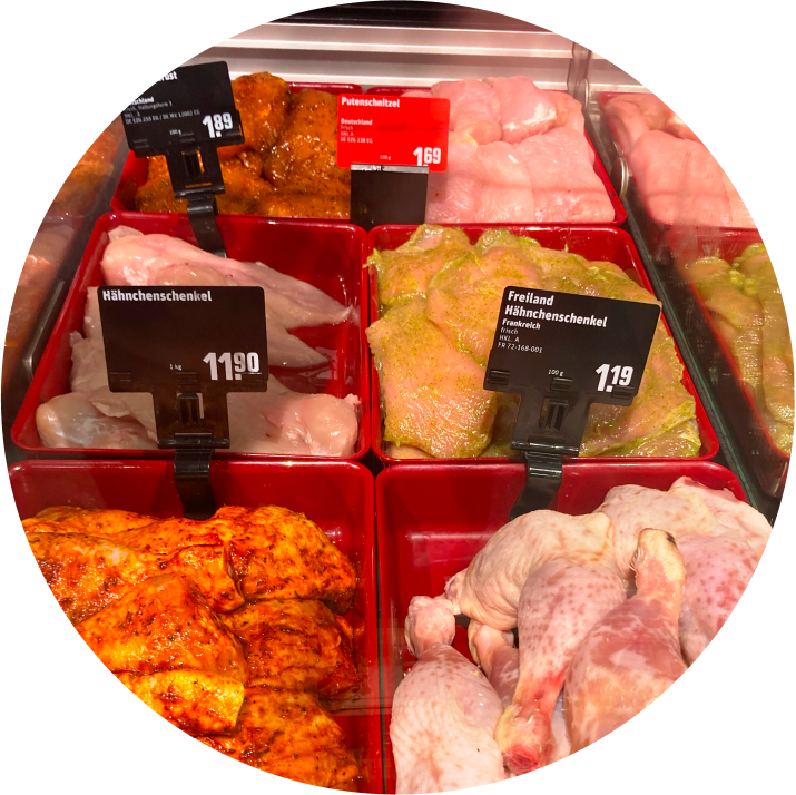 Rote Thekenschale der Serie FRESH kennzeichnen Gefügel in den Frischetheken.