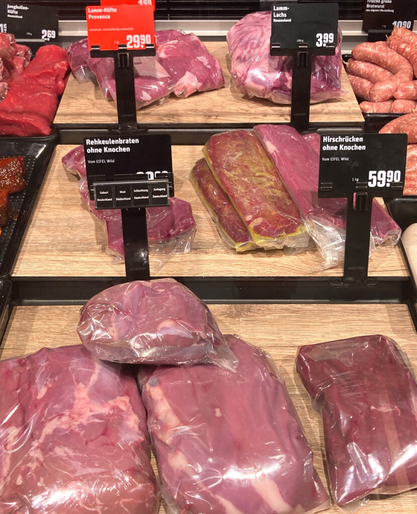 hochwertiges Fleisch auf Dekorplatten in Eicheoptik