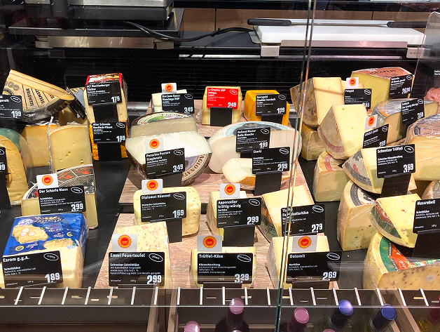 PricoPlex-Treppenstufen und Holzuntergrund für Käse in den Frischetheken.