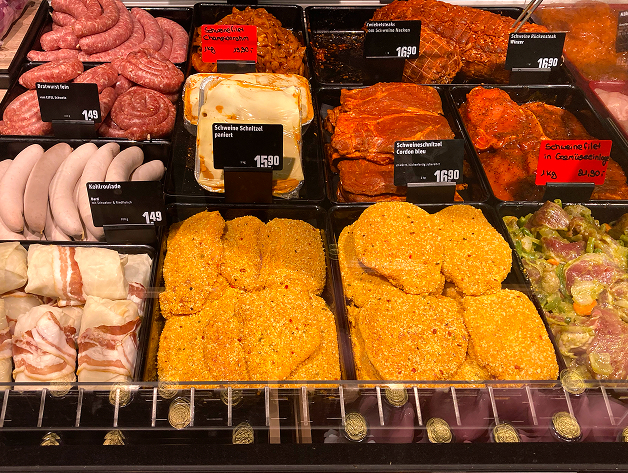 Mariniertes Fleisch in Thekenschalen präsentiert