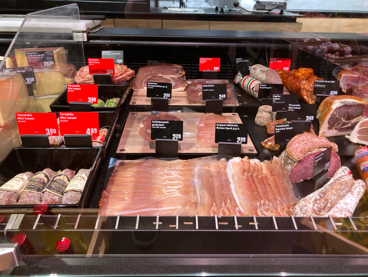 Die Sonderanfertigung einer Holzstufe für Hundertmark, links daneben die Schalen CASUAL.