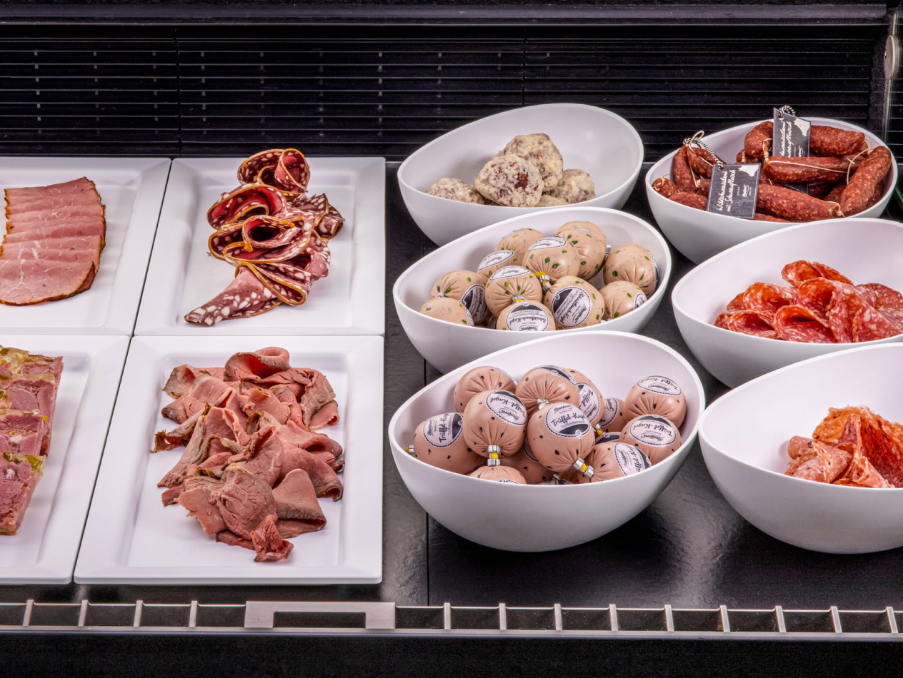 Weiße Thekenschalen, zusammen Tableware, bestückt mit Wurstwaren.